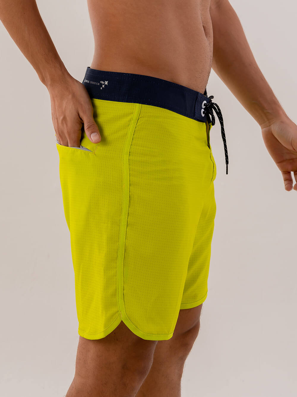 Boardshort Kaleidoscope Verde da Greenish, ideal para esporte e atividades aquáticas, conforto e liberdade de movimento.