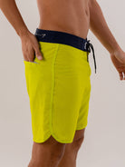 Boardshort Kaleidoscope Verde da Greenish, ideal para esporte e atividades aquáticas, conforto e liberdade de movimento.
