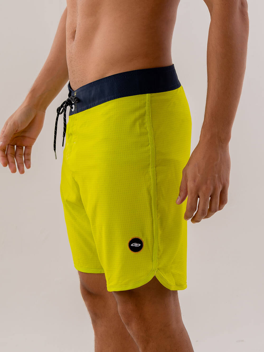 Bermuda verde vibrante da Greenish, modelo Kaleidoscope, ideal para surf e atividades ao ar livre.