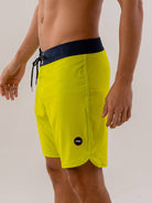Bermuda verde vibrante da Greenish, modelo Kaleidoscope, ideal para surf e atividades ao ar livre.