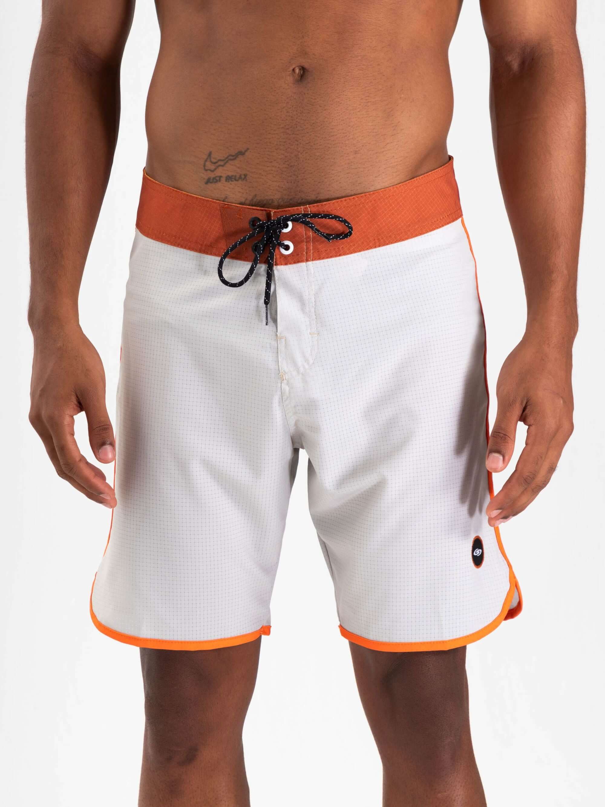 Bermuda de praia Retrô Flat Sea - Bege da Greenish, tecido total stretch, cós anatômico com amarração, bolso traseiro com zíper.