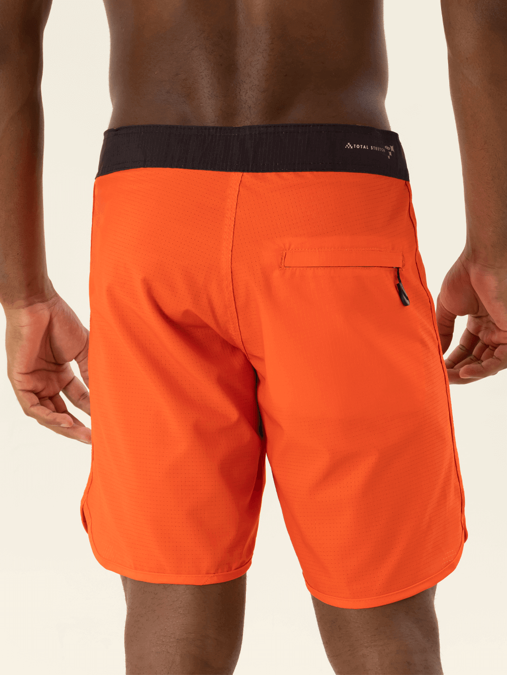 Boardshort Smooth Laranja da Greenish, com cós anatômico e bolso traseiro para conforto e estilo.