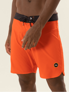 Shorts de banho laranja da Greenish, anatômico e confortável, ideal para momentos de lazer e praia.