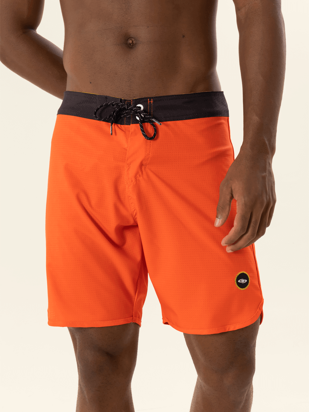 Shorts de banho laranja da Greenish, modelo Smooth, com cós anatômico e bolso traseiro.