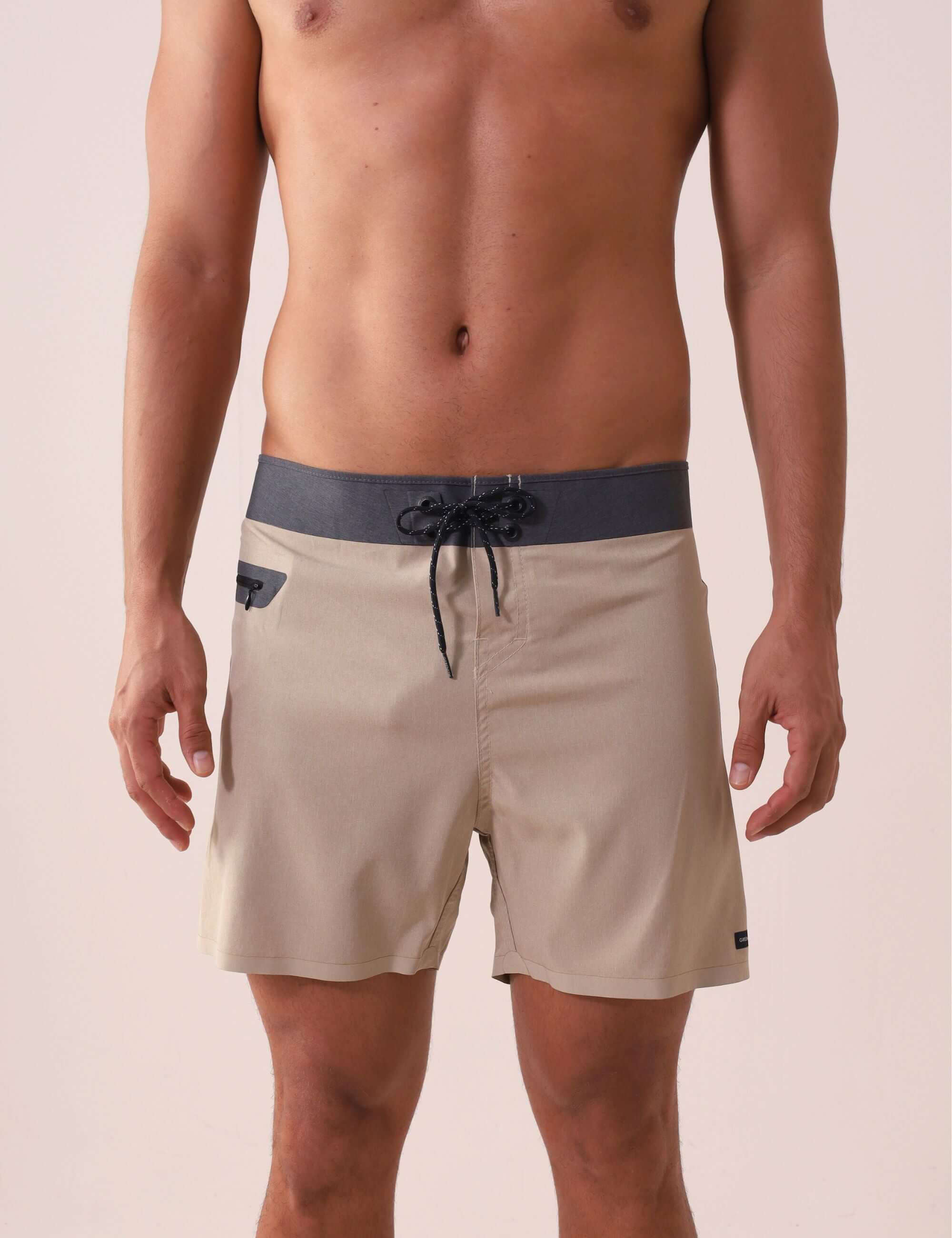 Greenish Boardshort Ultralight II Color - Caqui, leve e confortável, ideal para surfe e jornadas ao ar livre, com bolso e cadarço.