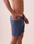 Boardshort Ultralight II Ocean - Azul Marinho da Greenish com design leve, bolso lateral com zíper, ideal para esportes aquáticos.