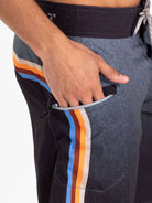 Shorts de surf Greenish com bolso lateral estiloso e detalhes em cores retrô, ideal para o verão.