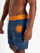 Bermuda Boardshort Surf Lines azul da Greenish, com design único e cós anatômico, perfeita para alto desempenho.