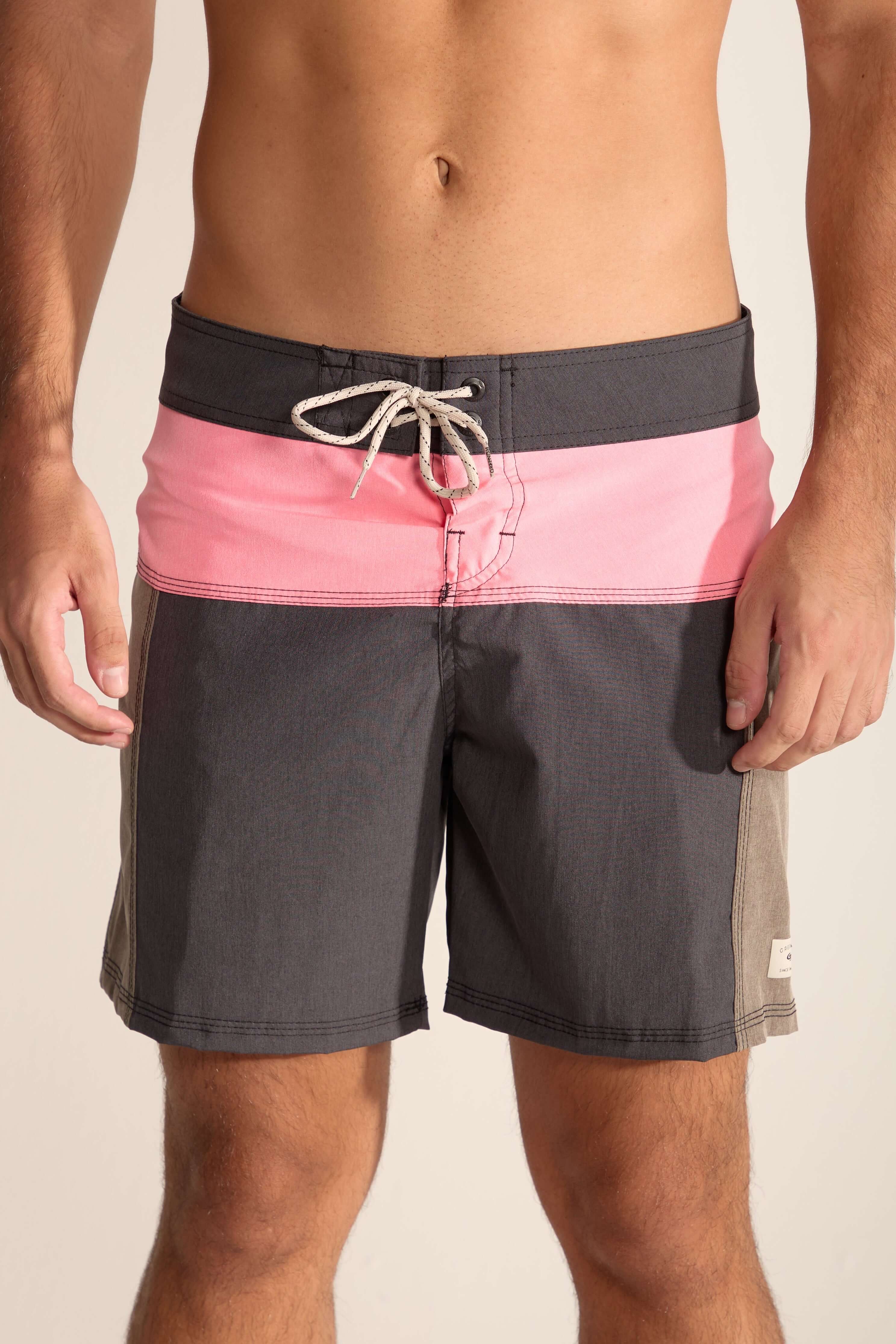 Bermuda Boardwalk Backoutdoor da Greenish em preto e rosa, ideal para quem ama liberdade e conforto no mar.