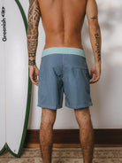 Shorts Boardwalk Dreams Cinza da Greenish, com design anatômico e cós em algodão, ideal para conforto em atividades.