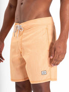Bermuda Boardwalk Ibiza Tinturado Laranja da Greenish, confortável e leve, ideal para o uso diário e atividades ao ar livre.