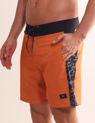 Bermuda Boardwalk Salt Water Texture Amarelo da Greenish com detalhe lateral texturizado, ideal para estilo e conforto no look litorâneo.