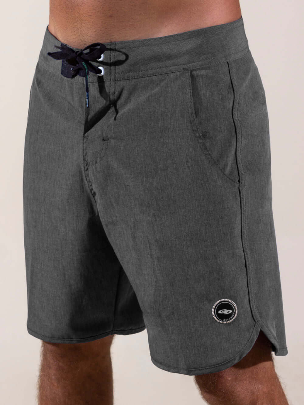 Boardwalk Vintage Basic Neo cinza da Greenish, calça confortável com bolso verdugo e cós anatômico.