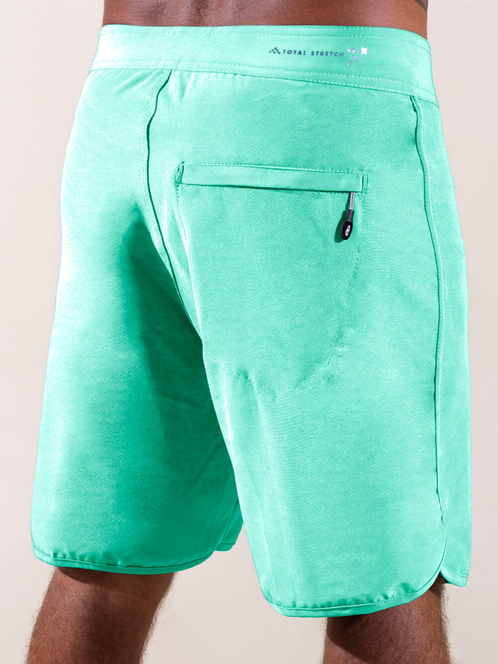 Calça Boardwalk Vintage Basic Neo Verde da Greenish com cós anatômico e bolso traseiro, ideal para conforto e estilo.