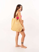 Bolsa Clara da Greenish em caqui, ideal para looks jovens e estilosos, com bordado exclusivo e alças grossas.