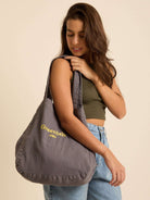 Bolsa Clara Grafite da Greenish: estilo jovem e confortável para o dia a dia, com alças grossas e bordado exclusivo.