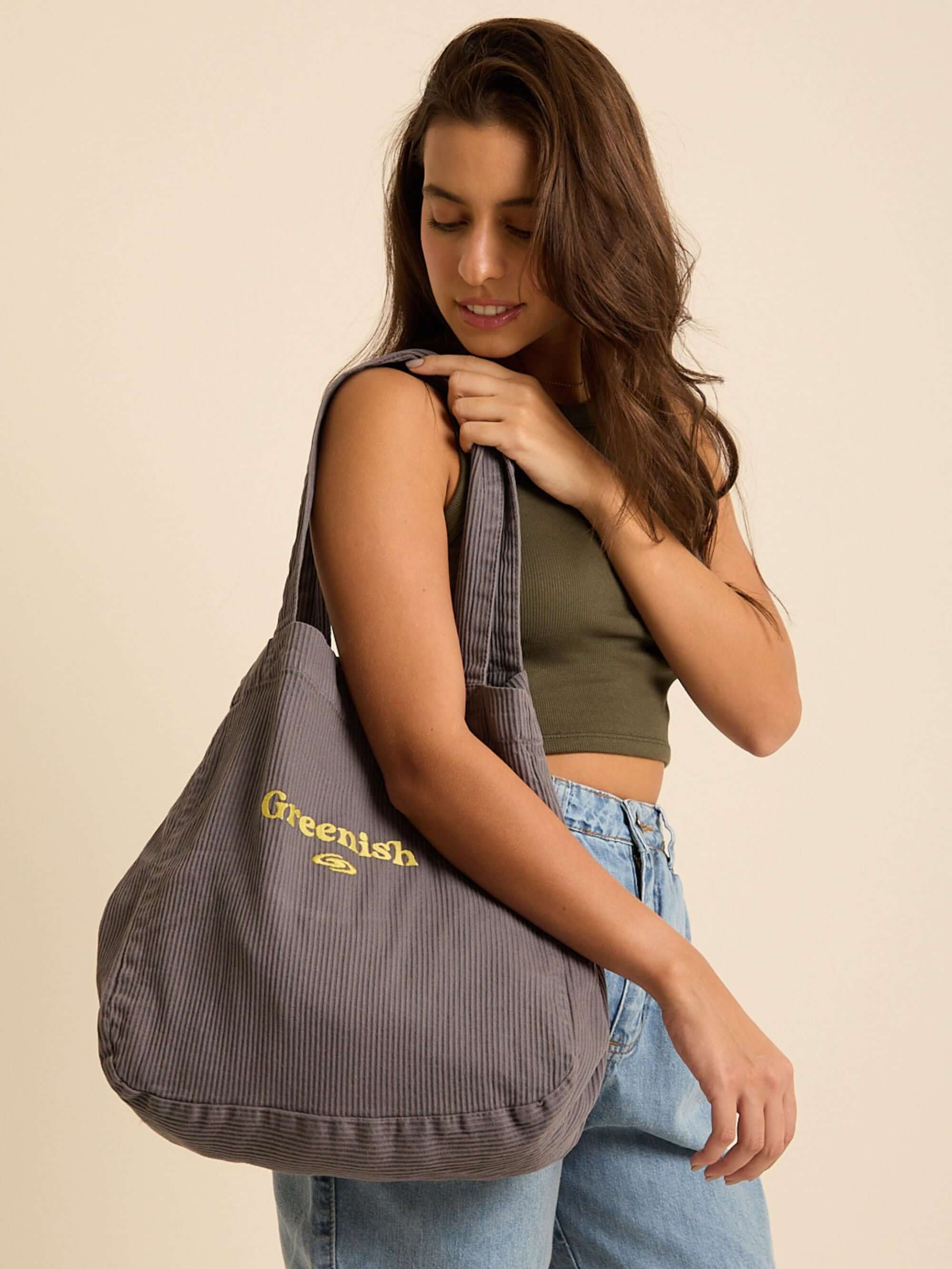 Bolsa Clara Grafite da Greenish: estilo jovem e confortável para o dia a dia, com alças grossas e bordado exclusivo.