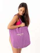 Bolsa Clara Roxa da Greenish, ideal para looks jovens e estilosos, com bordado e alças confortáveis.