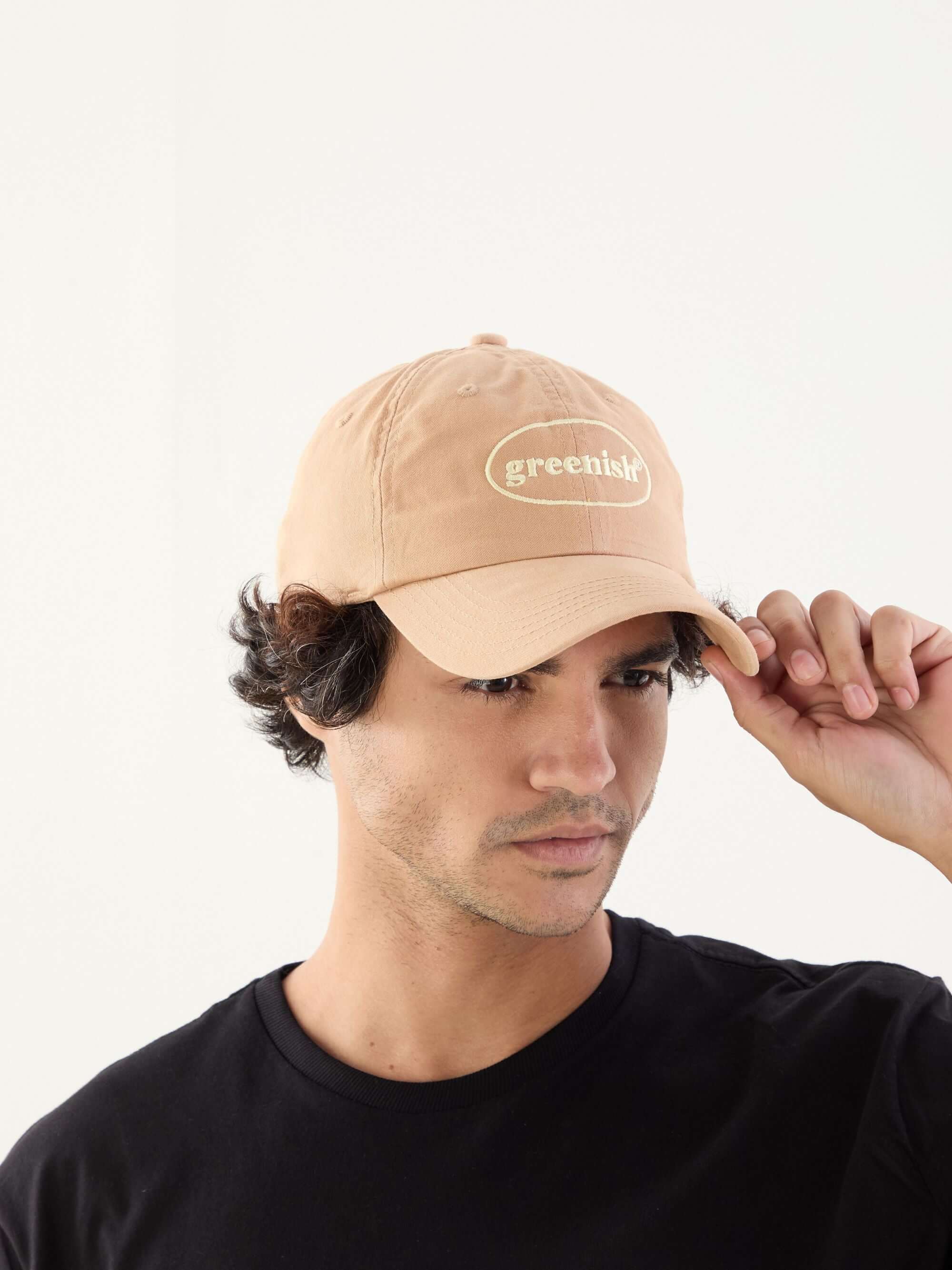 Bone bege com logo Greenish, modelo moderninho, estilo casual, ideal para o dia a dia.