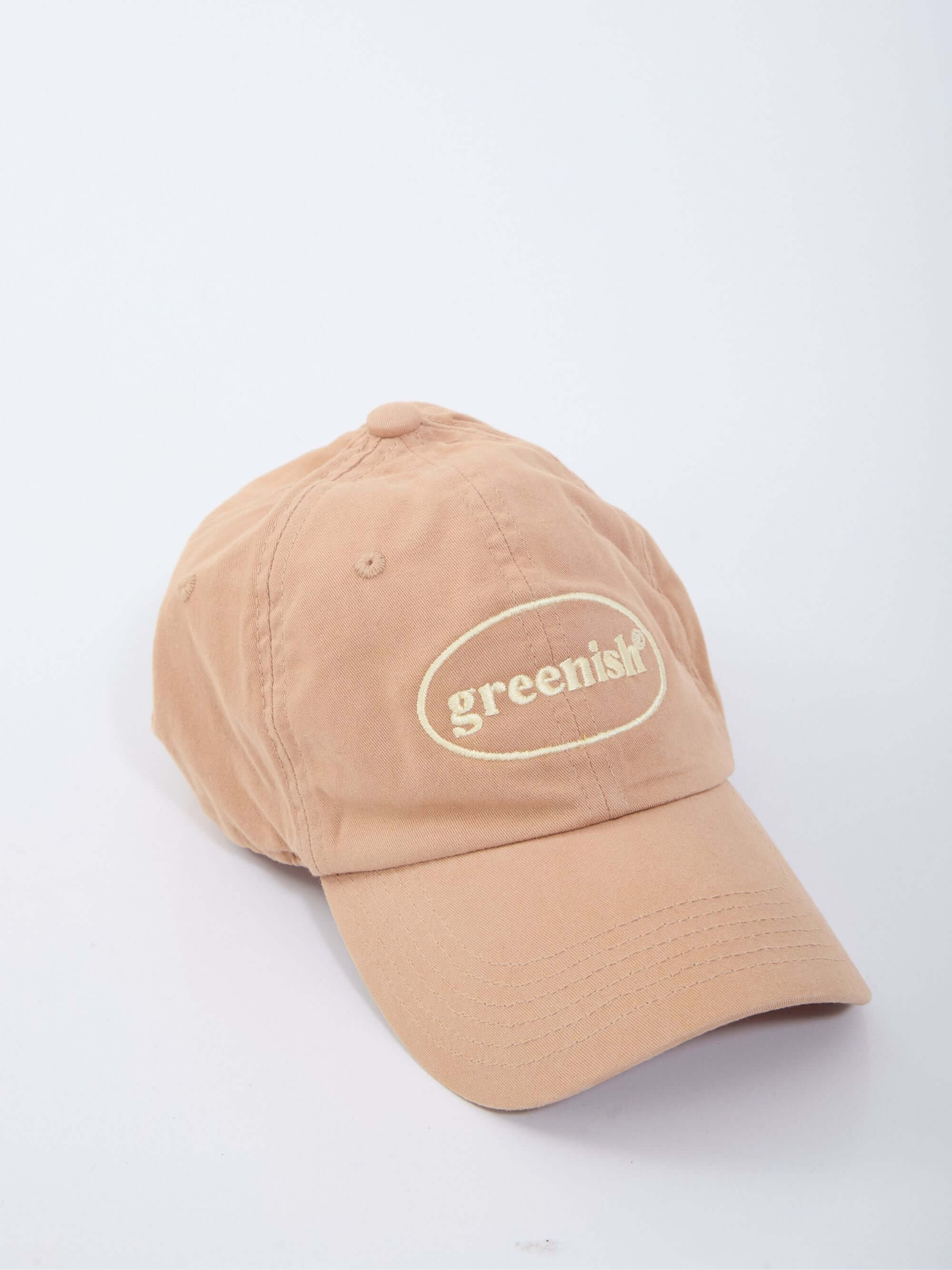 Bone tinturado bege com logo da Greenish, estilo moderno e leve para qualquer ocasião.