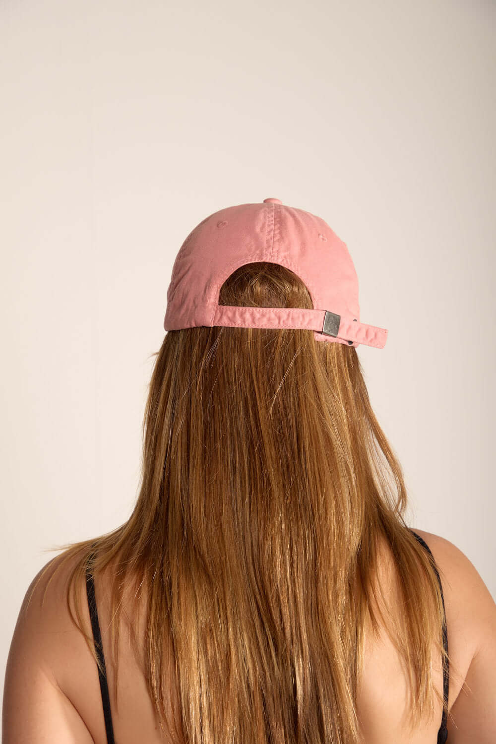 Boné Tinturado Greenish rosa visto por trás, com design prático e confortável, ideal para qualquer ocasião.