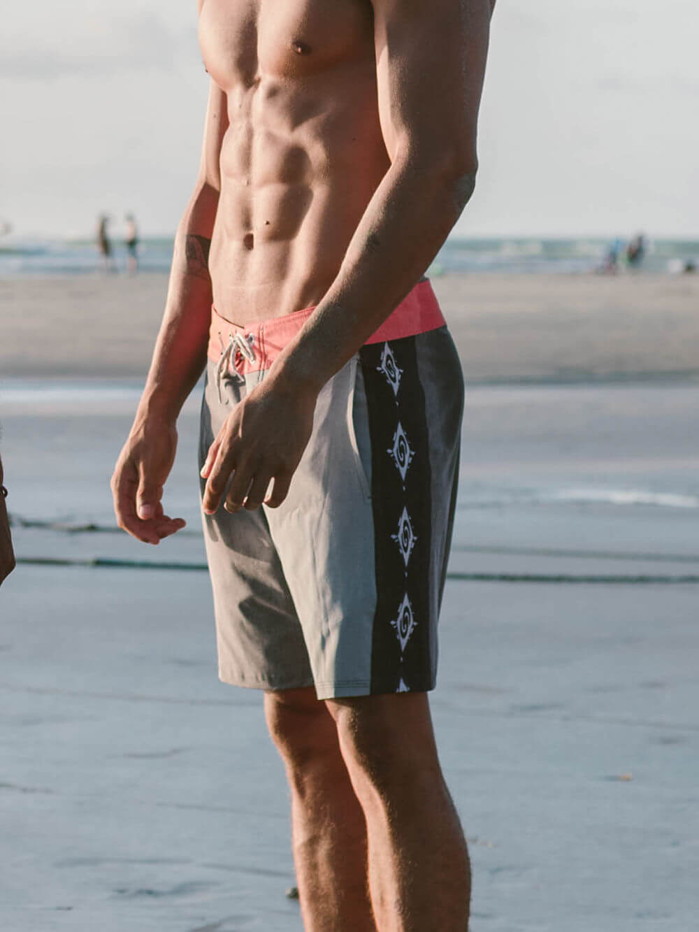Shorts de banho masculino da Greenish, conforto e estilo na praia, com detalhes autênticos e cores vibrantes.