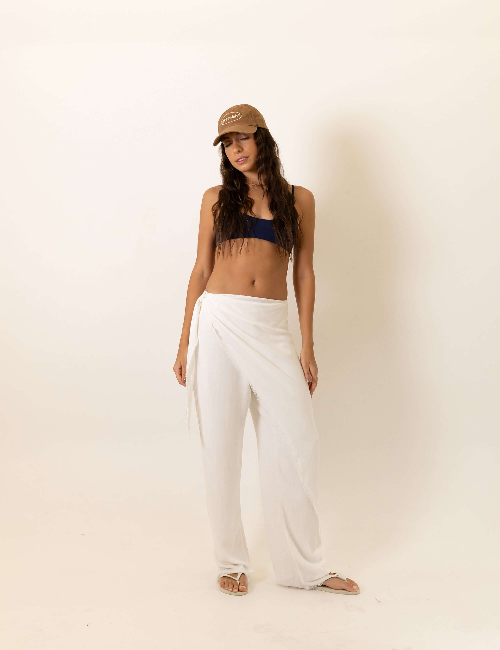 Model wearing Greenish Calça com Aba Rustic - Off White, showcasing elegant style.