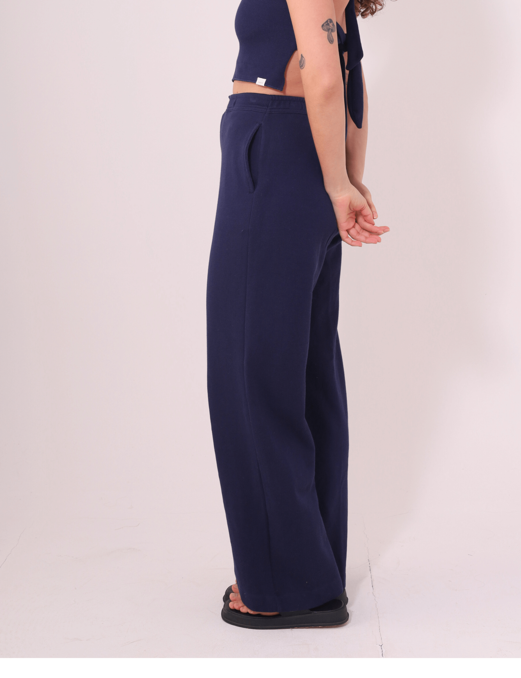 Calça Lina Azul Marinho da Greenish, em malha Tricot Bloom, algodão 100%, com caimento reto e cintura média. Casual e confortável.