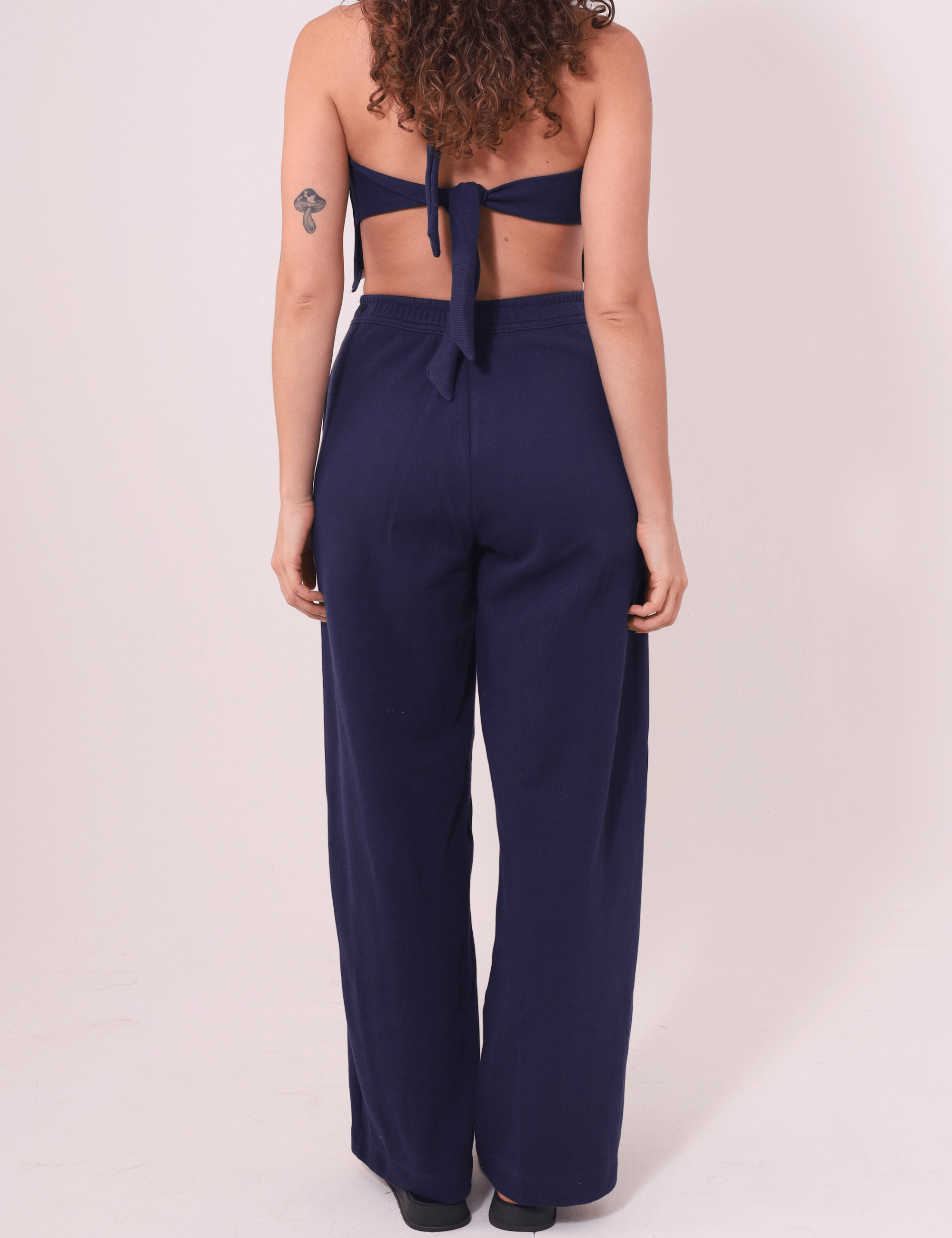 Calça Lina Azul Marinho Greenish, caimento reto, cintura média, bolso lateral, malha Tricot Bloom, conforto e estilo casual.