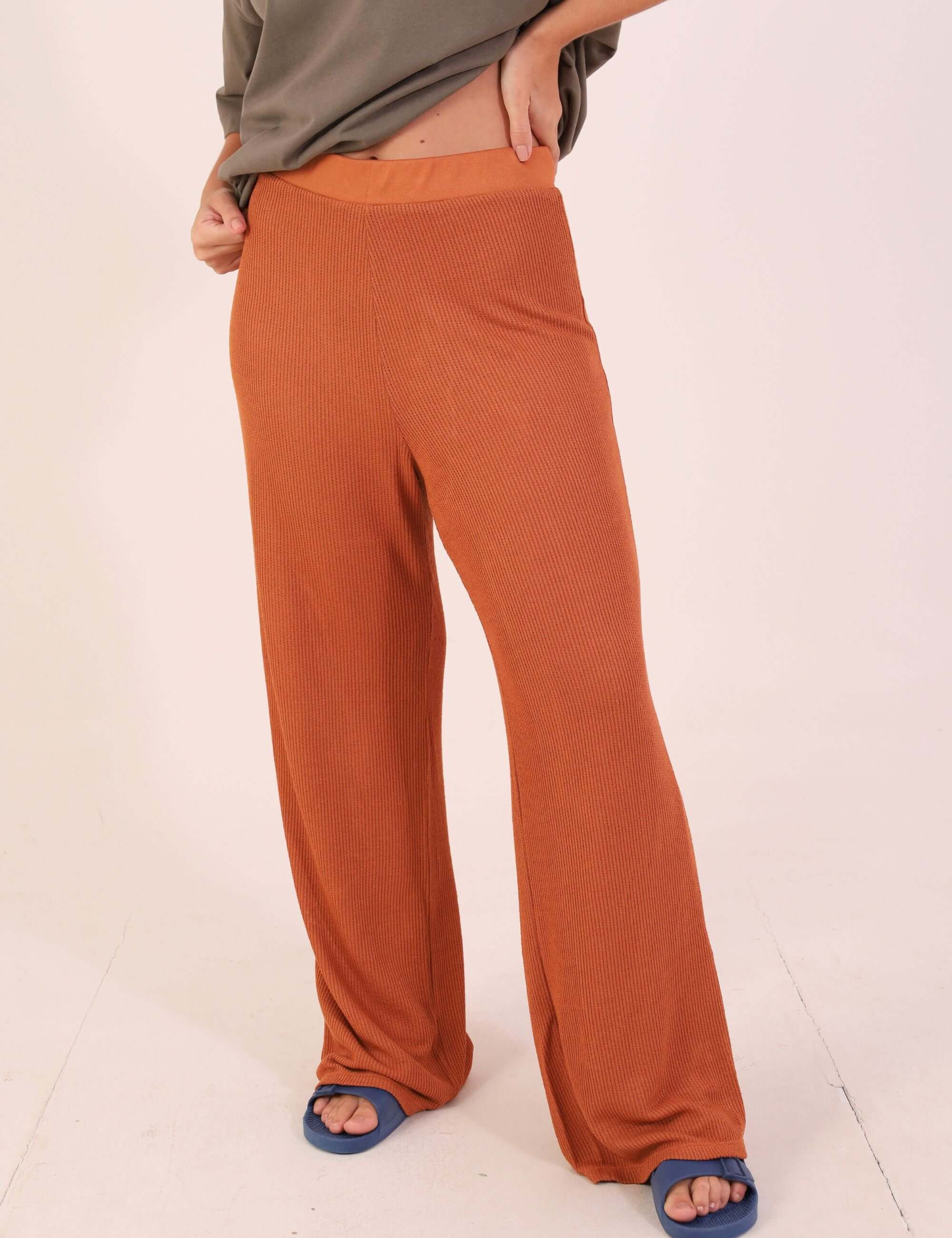 CALÇA MILA - MARROM Greenish: calça reta e cintura alta em malha canelada, conforto e elegância para qualquer ocasião.