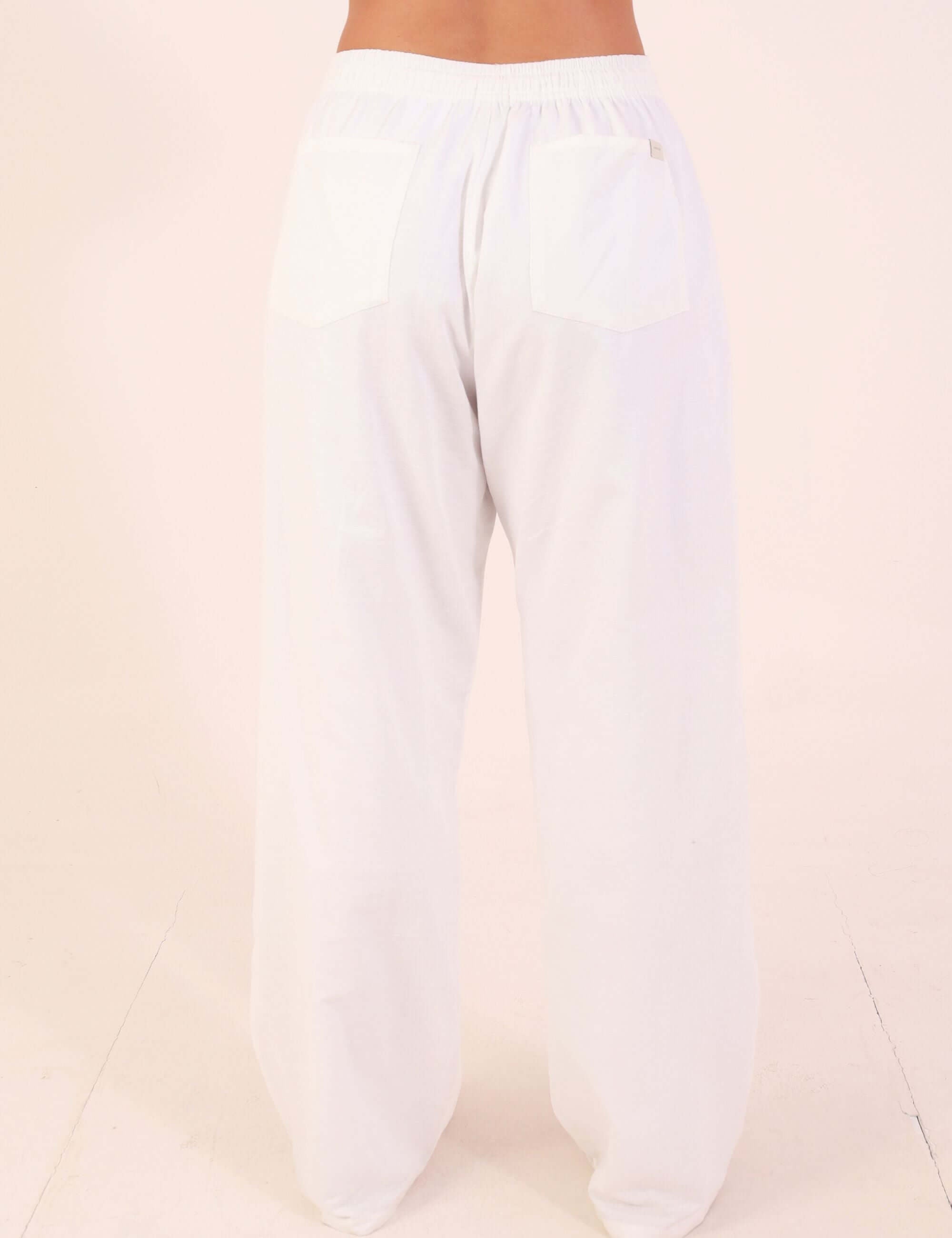 Calça Reta Milena - Off White vista traseira, destacando caimento reto e cós estruturado em tecido suave.