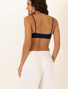 Modelo vestindo calça com Aba Rustic - Off White da marca Greenish, vista traseira.