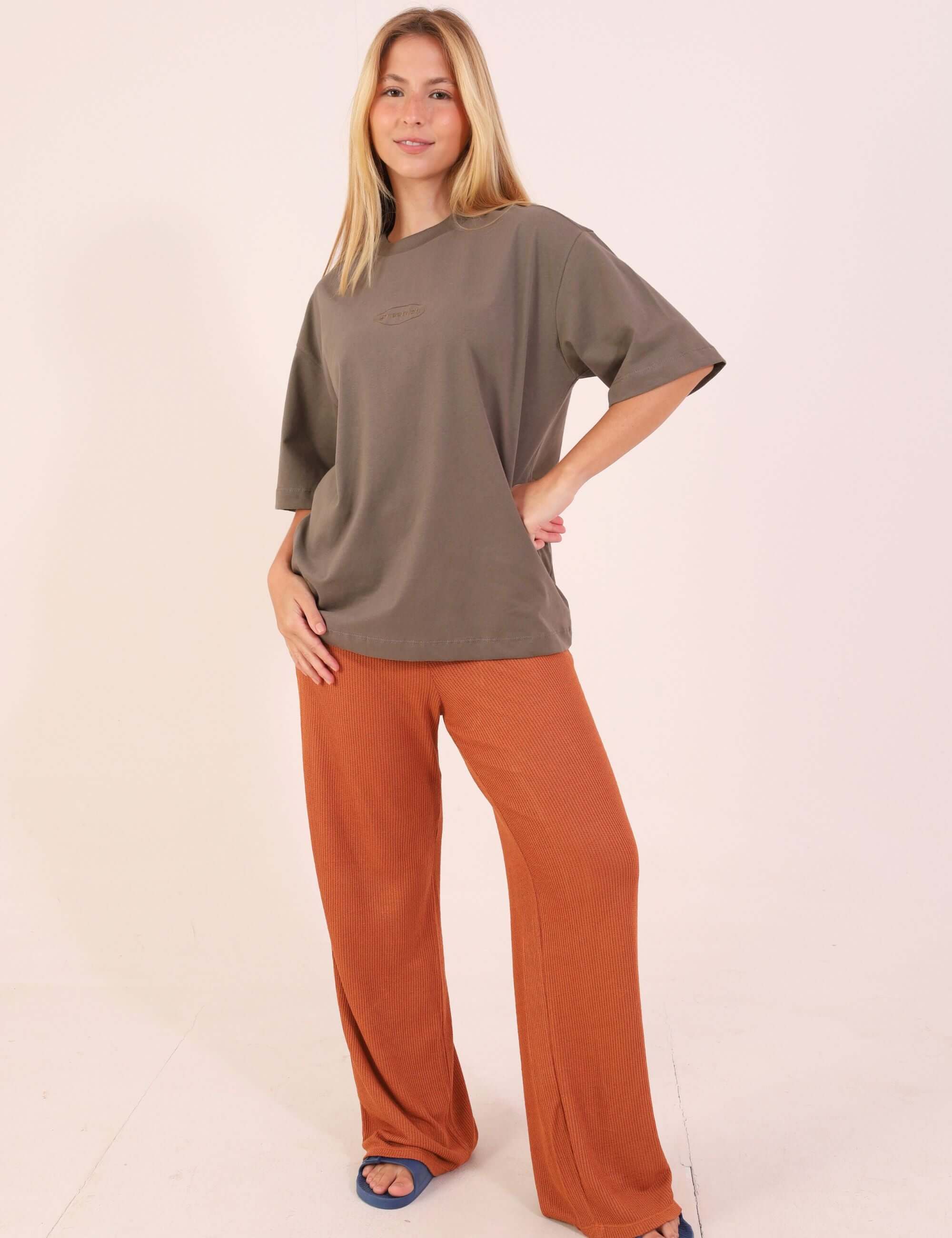 Calça Mila - Marrom Greenish, modelagem reta e cintura alta, malha canelada, cós ribana com elástico, conforto e elegância.