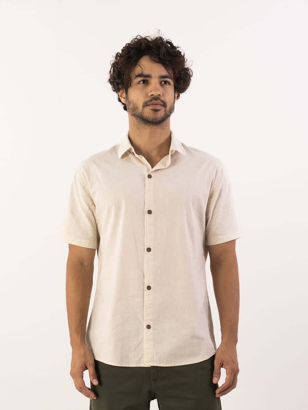 Homem usando a camiseta Linem Essential da Greenish, super leve e versátil, ideal para qualquer ocasião.