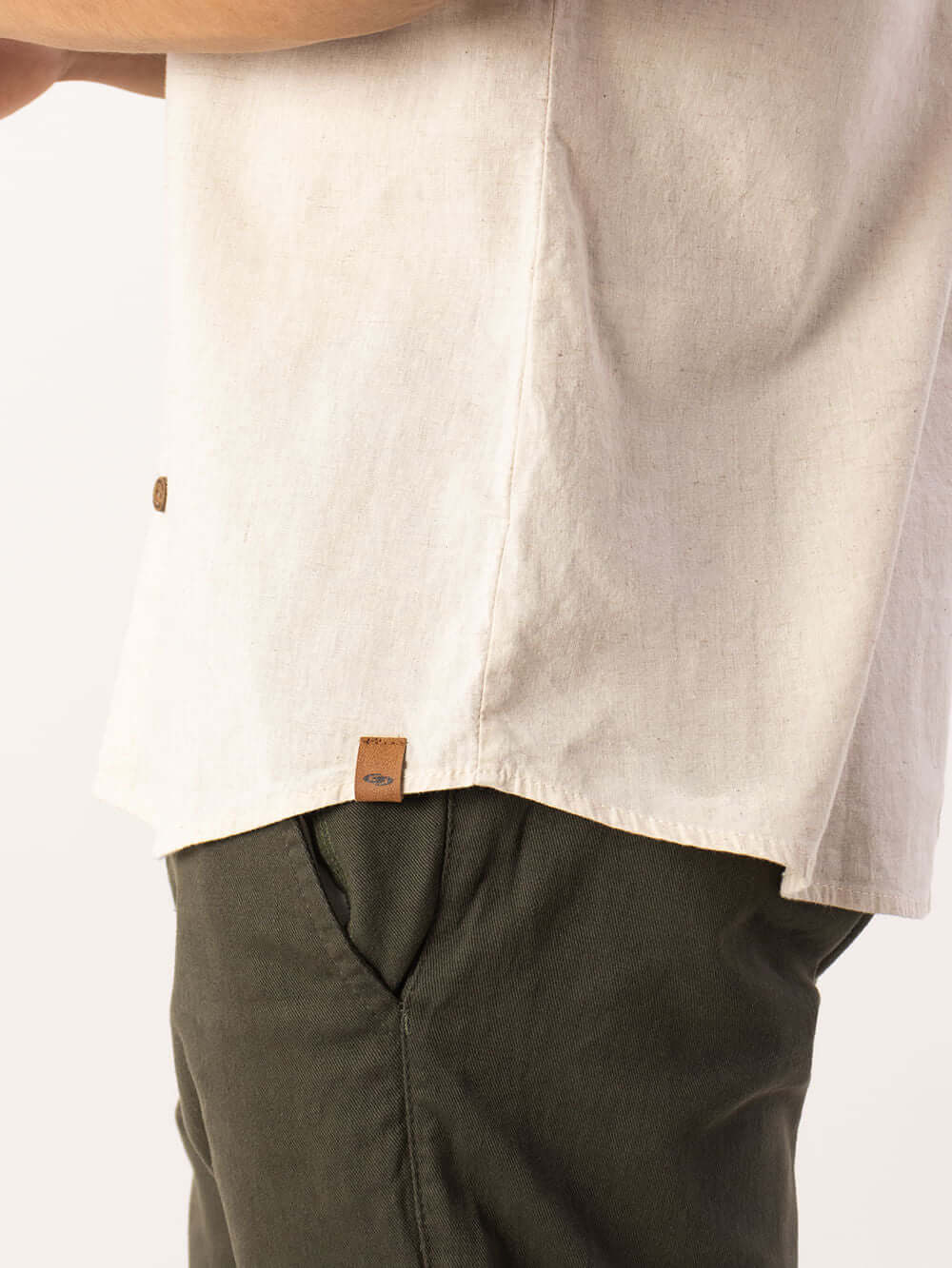 Camisa Linem Essential verde da Greenish, leve e versátil, perfeita para diferentes ocasiões.