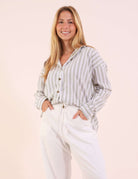 Mulher usando Camisa Marine - Verde com listras verticais, ideal para looks casuais diários, feito de algodão para conforto e estilo.