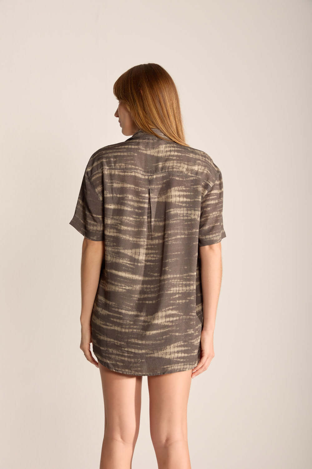 Camisa Soul Chumbo vista traseira, modelagem ampla e estilo moderno em tecido leve e fresco.