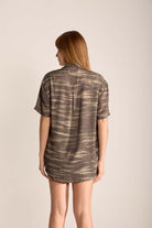 Camisa Soul Chumbo vista traseira, modelagem ampla e estilo moderno em tecido leve e fresco.