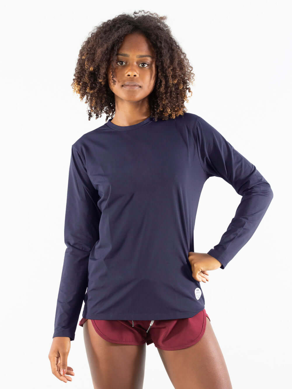 Camisa UV feminino básica da Greenish, cor azul marinho, ideal para proteção solar e conforto ao ar livre.