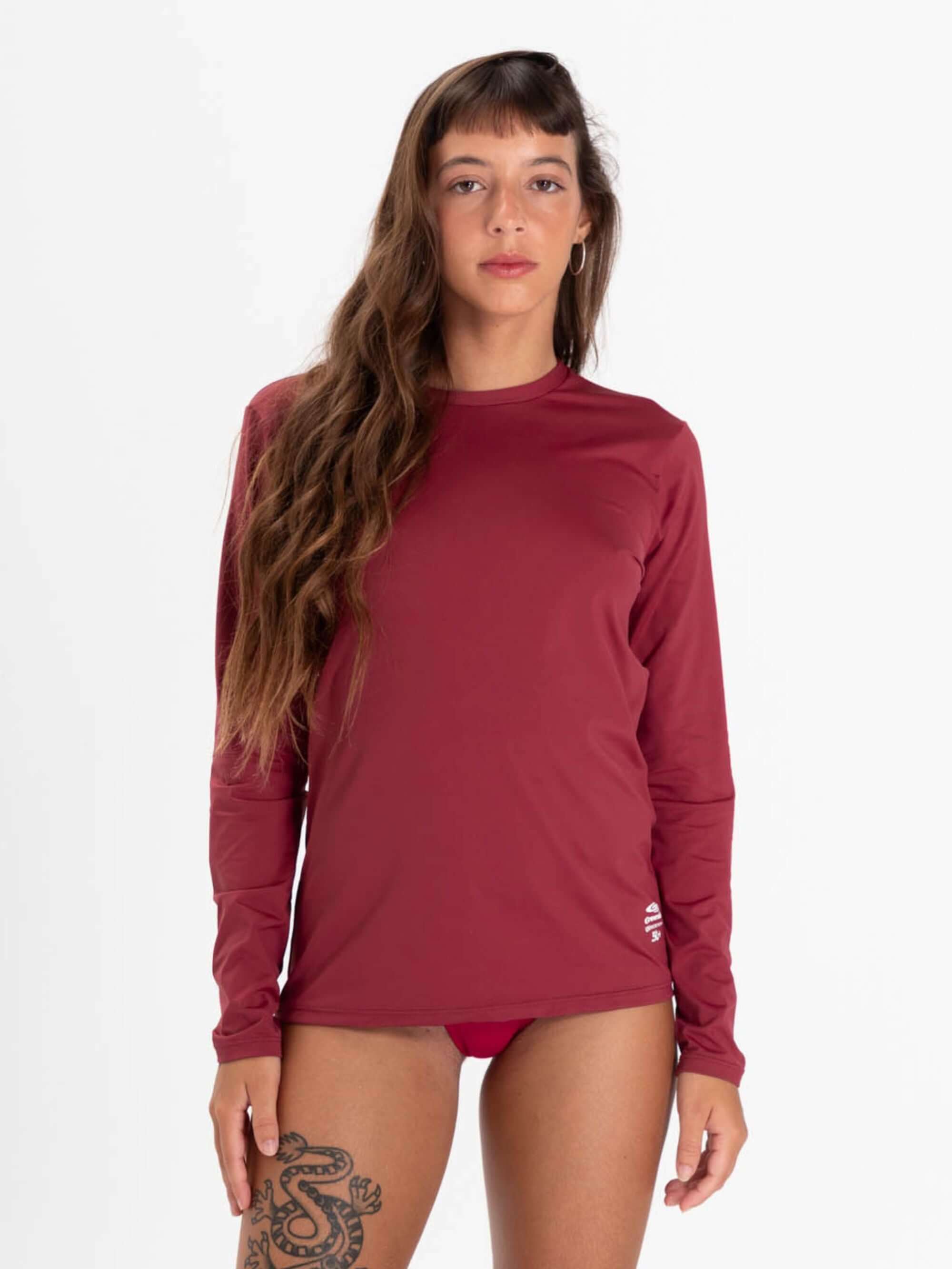 Camisa UV Feminino Basic Bordo da Greenish, ideal para proteção solar e conforto em atividades ao ar livre.