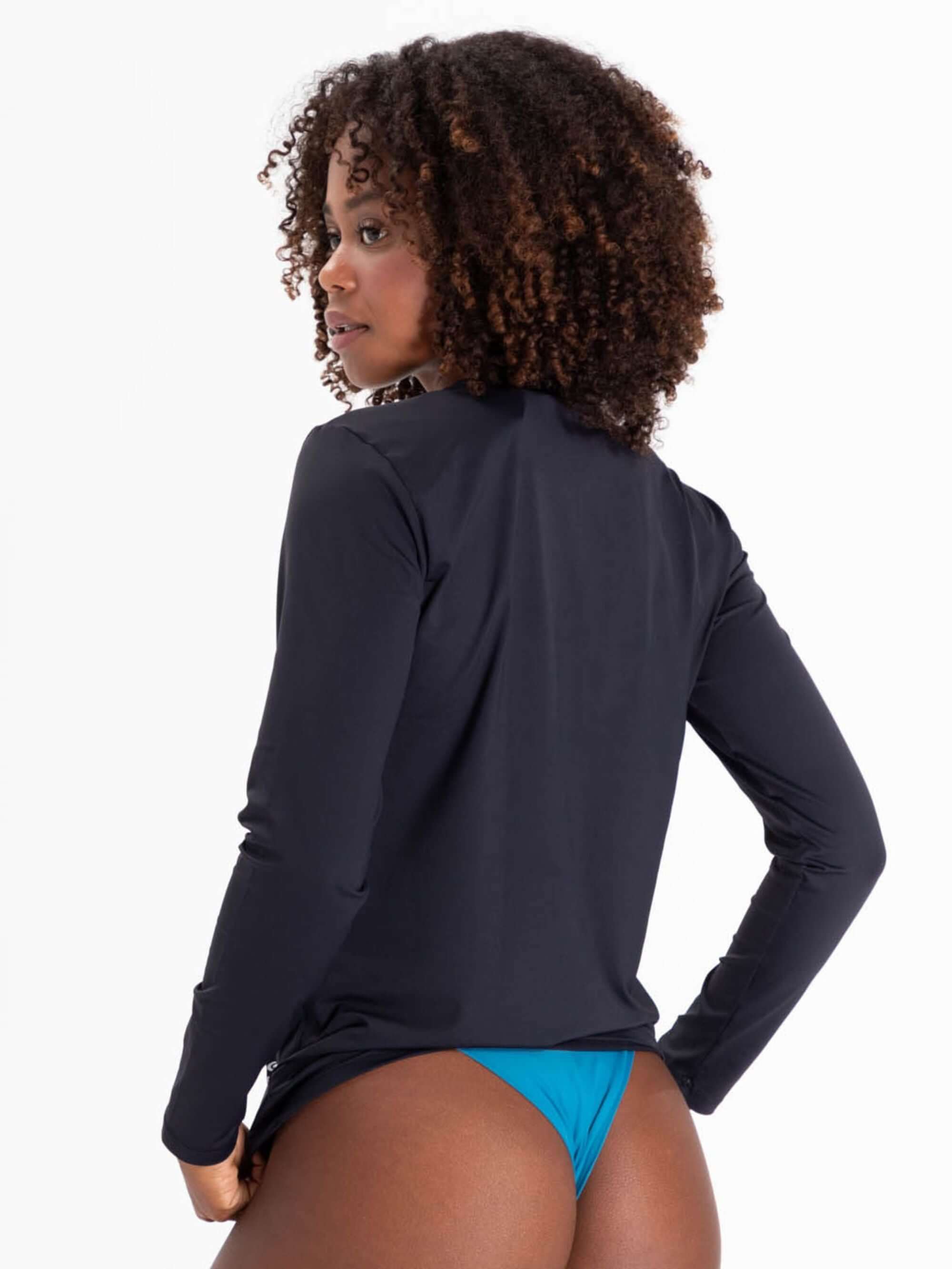 Camisa UV feminina básica preta da marca Greenish vista de costas, ideal para proteção solar e conforto.