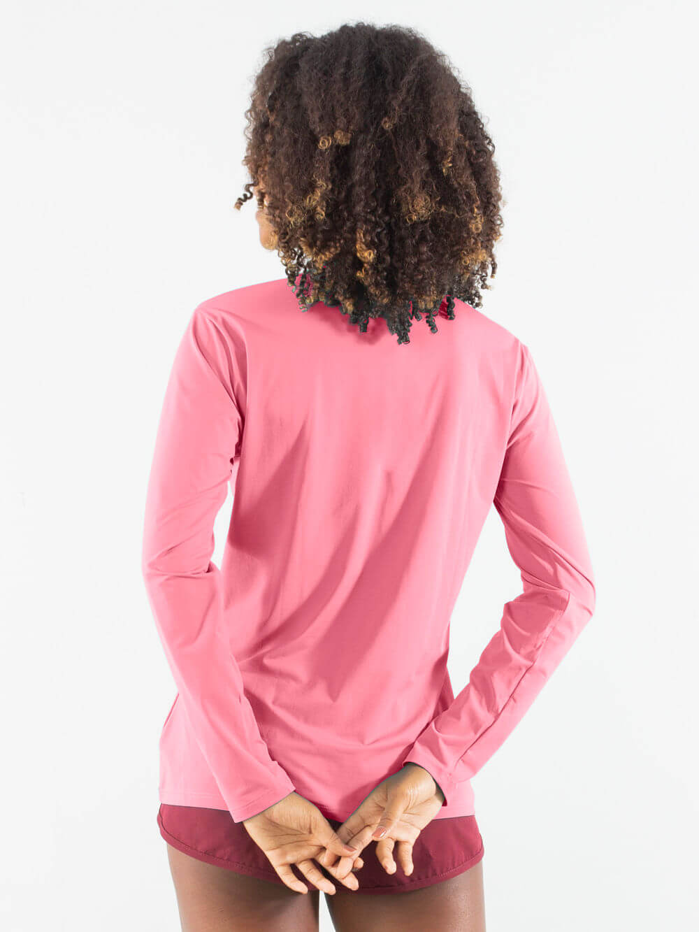 Camisa UV feminina básica Rosa Claro da Greenish, destacando as costas e estilo descontraído.