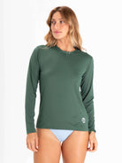 Camisa UV feminina básica verde da marca Greenish, ideal para proteção solar e conforto durante atividades ao ar livre.
