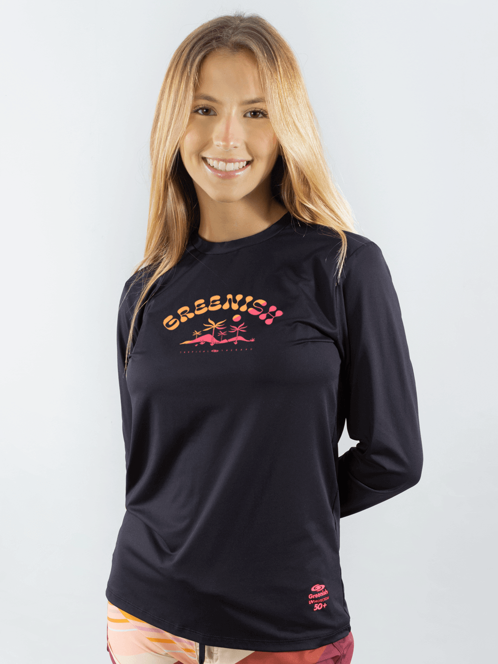 Camisa UV feminina preta da Greenish, modelo Nature Heals, ideal para proteção solar e conforto.