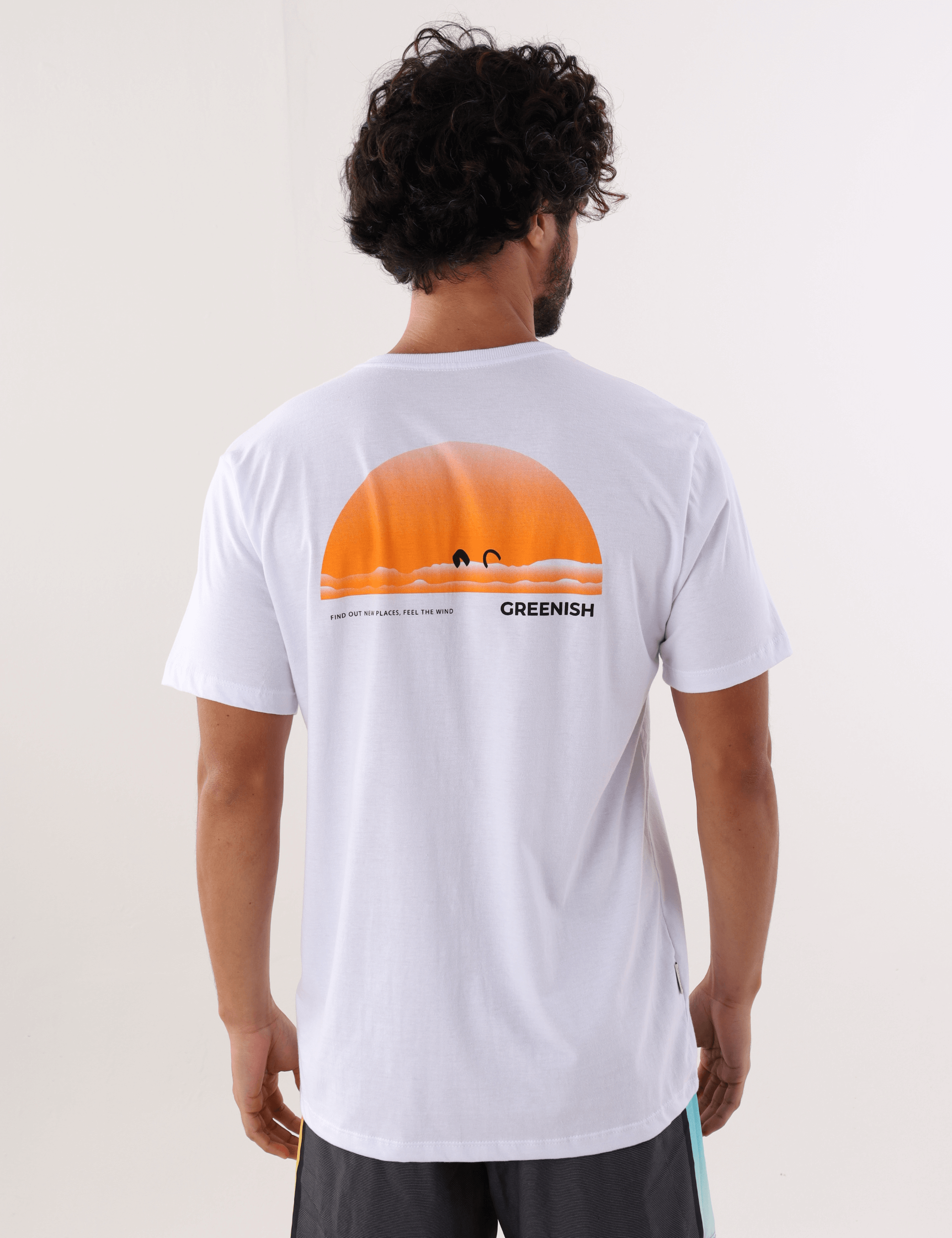Camiseta branca 'Find Out New Places' da Greenish, vista traseira, com imagem de praia e pôr do sol estampado.