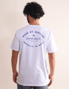 Camiseta Greenish Made By Surfers branca, 100% algodão, design nas costas e estampa minimalista, ideal para praia e momentos descontraídos.