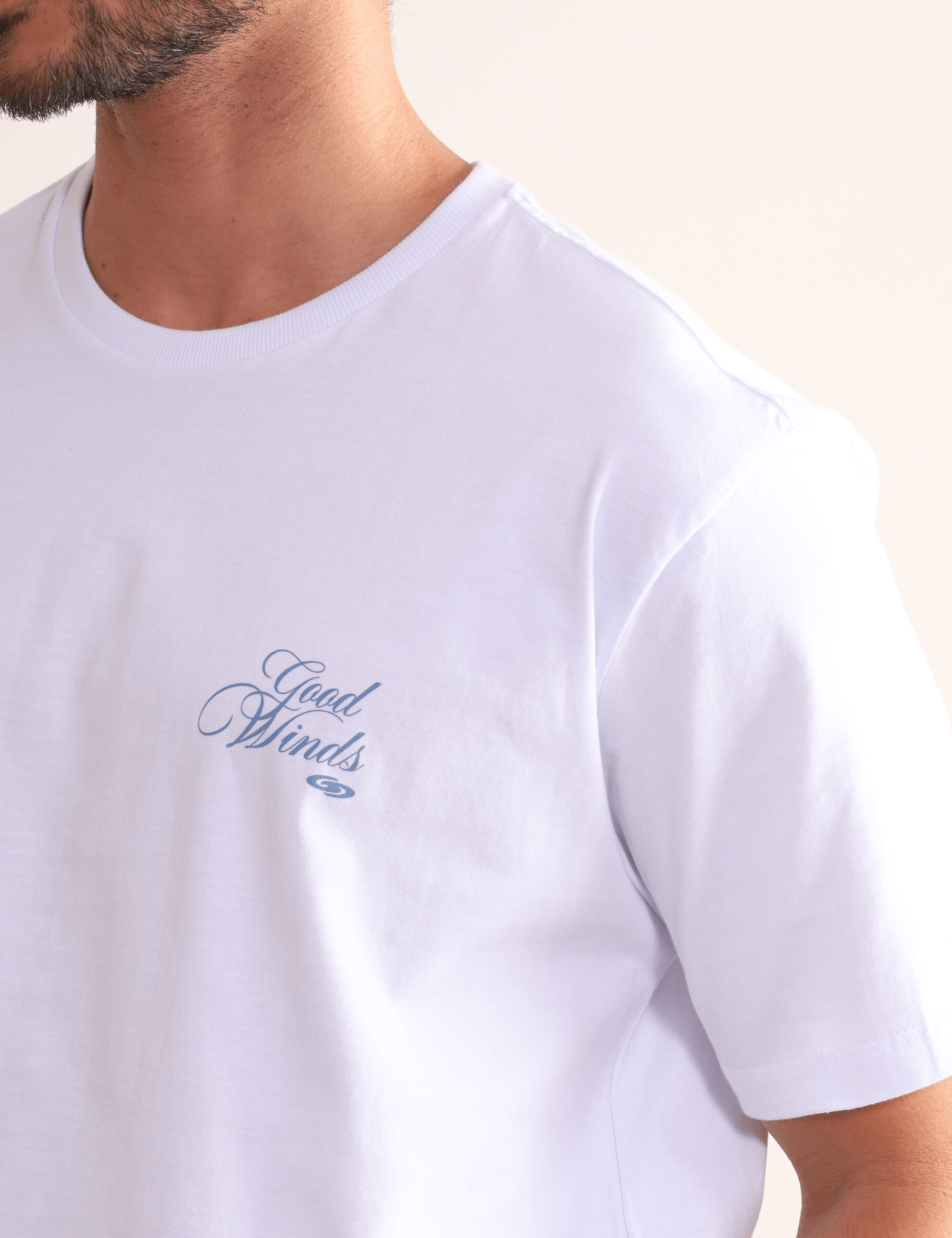 Camiseta branca "Good Winds" bordado, toque macio, algodão Greenish, exclusiva para kite e vento.