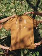 Camiseta de cânhamo All Process da Greenish na cor caqui, com estampa criativa e orgânica.