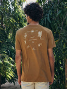 Camiseta Cânhamo All Process da Greenish, caqui com design sustentável e ilustrações inspiradoras.