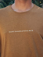Camiseta Cânhamo All Process da Greenish em caqui, sustentável e natural, ideal para o seu estilo consciente.